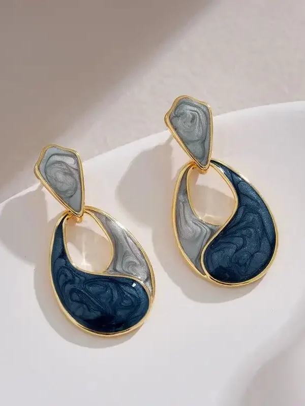 Aretes Elegantes en Forma de Gotas de Agua