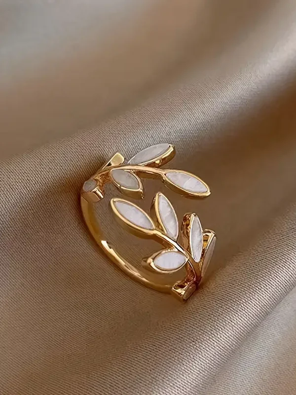 Anillo Ajustable de Hojas, un abrazo en el dedo.